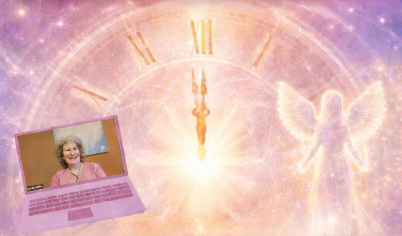 goldene Uhr in einem rosanen kosmischen Himmel. Rechts steht ein Engel und Links ist Charola auf einem Laptop-Bildschirm zu sehen.