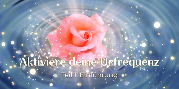 Carola Harter sitzt mit einer Kerze in der Hand in gemütlichem Kerzenambiente und channelt Engel