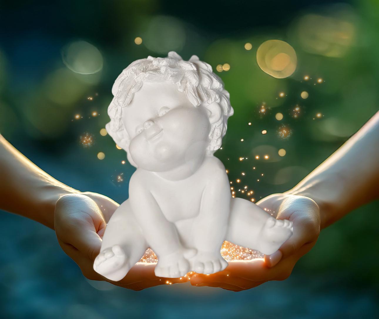 kleiner Engel auf geöffneten Händen mit Glitzerlicht heilfrequenzen-Engel-channelings-Carola-Harter